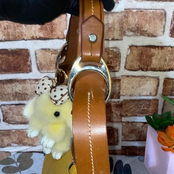 Dooney & Bourke Yellow Leather Shoulder Bag and Kick lock coin - Picture 12 of 13